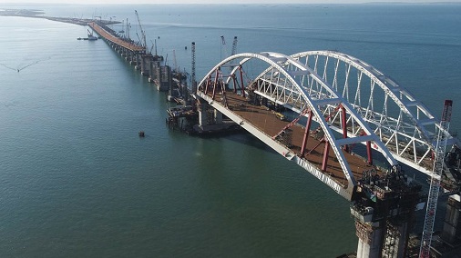 На мосту в Крым завершили укладку высокотехнологичного покрытия автомобильной части