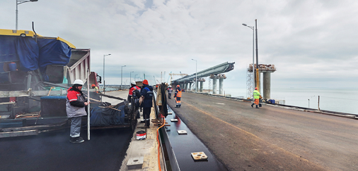Строители начали наносить разметку на дорожное полотно моста в Крым