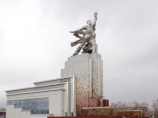 На ВДНХ отреставрировали монумент «Рабочий и Колхозница»
