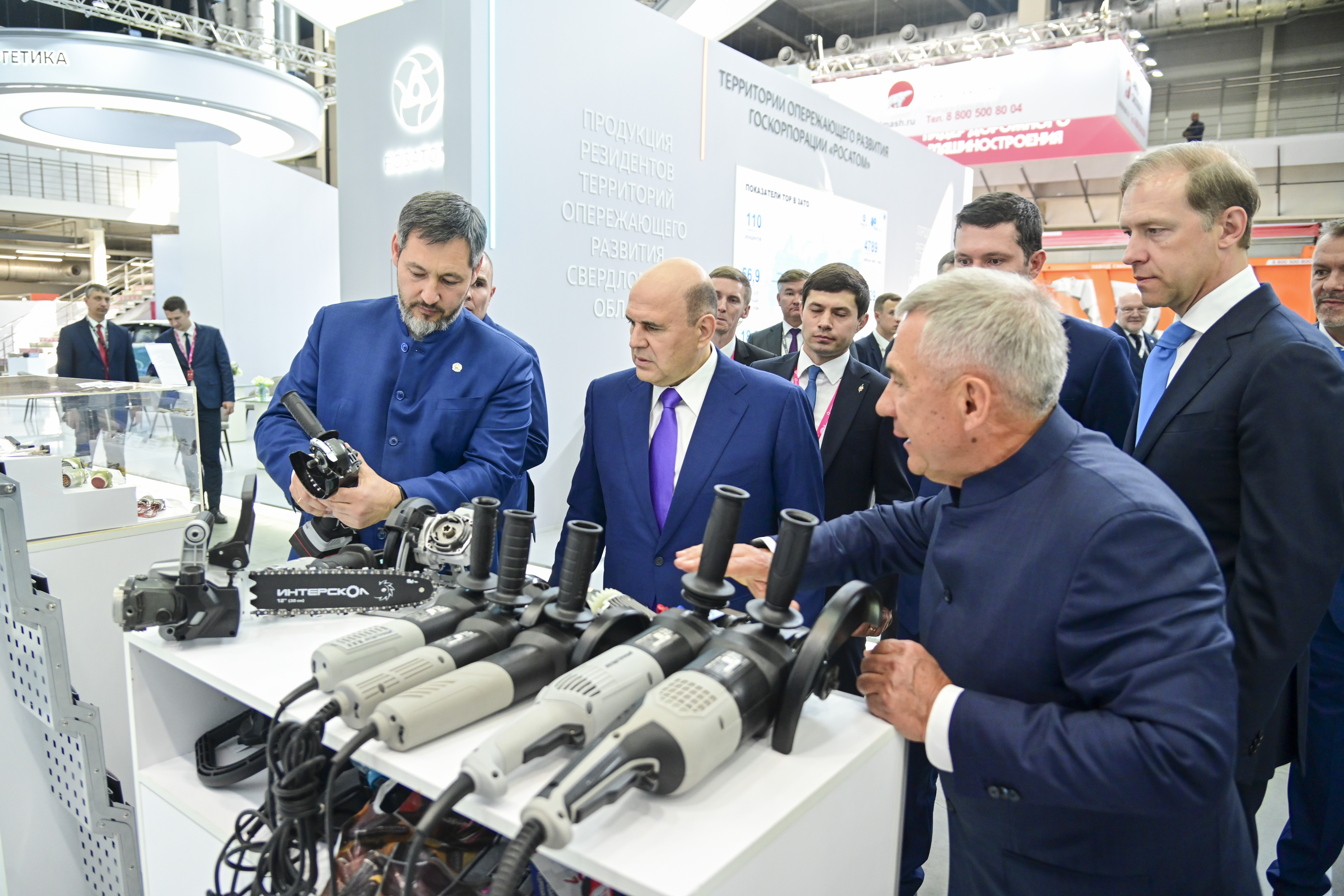 Михаил Мишустин посетил экспозицию ИНТЕРСКОЛ на выставке ИННОПРОМ 2025